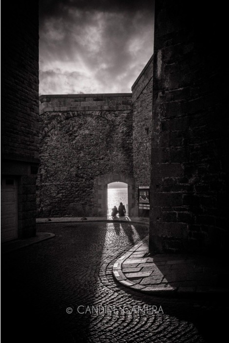 LA PORTE DU MOLE – Série « Fenêtres sur cour » – Cités de la côte d’émeraude