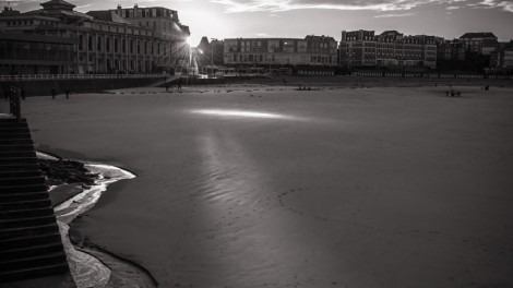 LE DERNIER RAYON – Série « Fenêtres sur cour » – Cités de la côte d’émeraude